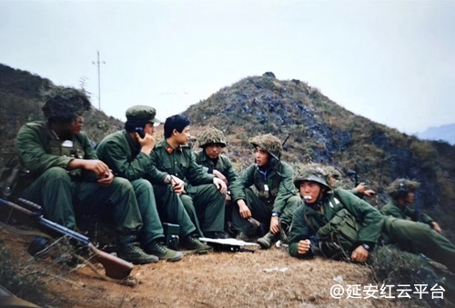 作者（左三）在老山前线作战部队采访。（彭山摄影）.jpg