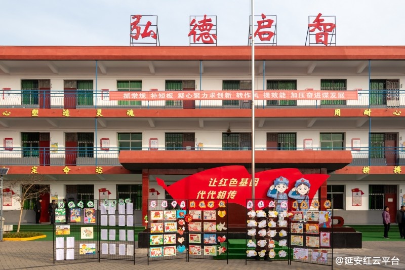红军小学展出的学生作品.jpg
